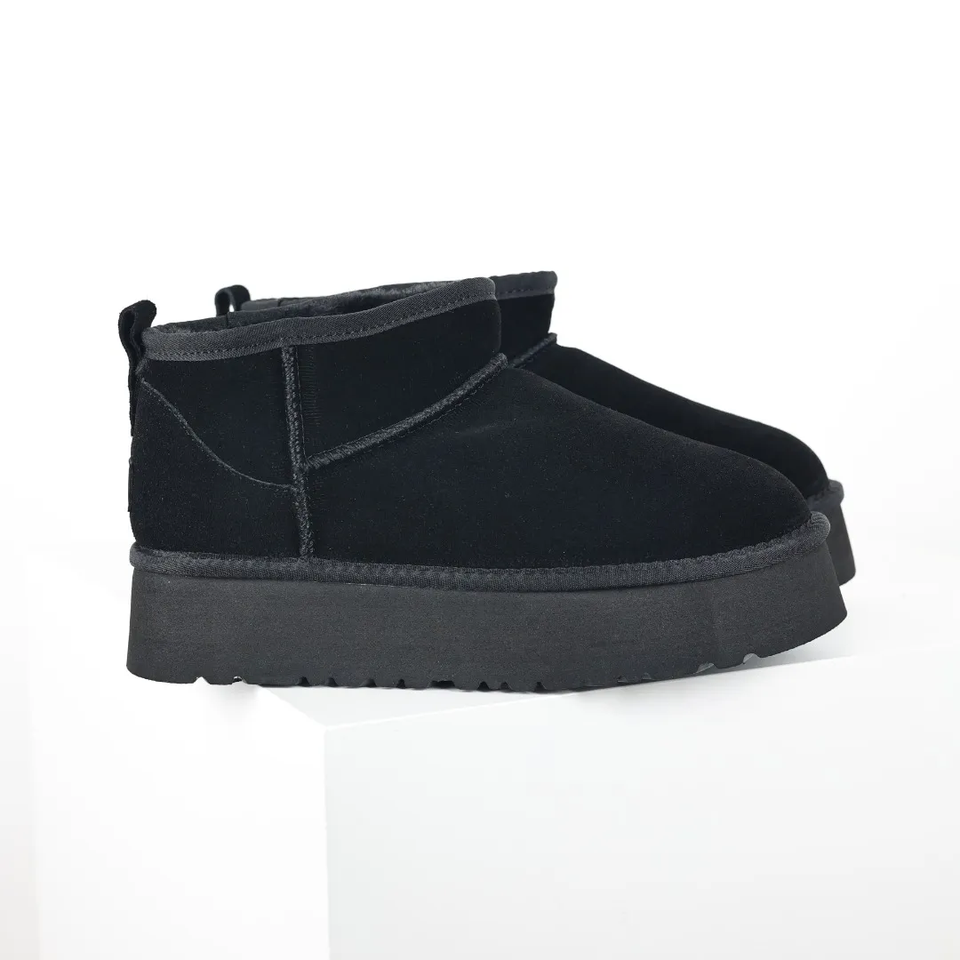 Pick up locally 💰440 The core recommendation is good price E4 UGG Thick-soled short style Zhou Dongyu and Wang Yibo's same series Xiaohongshu popular model Henan Longfeng leather production Cashmere insole is a very suitable choice for keeping warm in winter when going out and at home. In the new year, uug launched a style series, which is partially geared towards the preferences of young consumers and has also been at the forefront of fashion trends. Shoe body material UGGPURE™ implanted wool insole Lightweight non-slip and comfortable rubber outsole With brand LOGO and complete packaging Size: 35 36 37 38 39 40